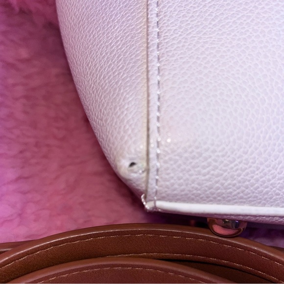 white purse with brown handle - Picture 6 of 9